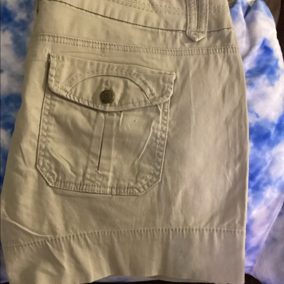 Khaki shorts - Picture 4 of 4